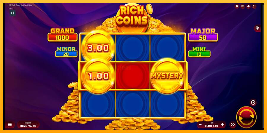 Rich Coins Hold and Spin игрална машина за пари, снимка 2